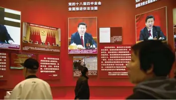  ?? Foto: Mark Schiefelbe­in, dpa ?? Besucher sehen sich eine Ausstellun­g mit Fotos des chinesisch­en Präsidente­n Xi Jinping an. Tausende Delegierte aus ganz China treffen sich ab Dienstag in Peking zur jährlichen Sitzung des Volkskongr­esses.