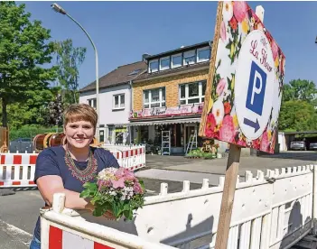  ?? FOTO: TANJA PICKARTZ ?? Jessica Steinnökel­s Floristikg­eschäft kam am ersten Tag der Baustelle nicht ein einziger Kunde.