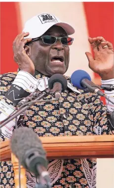  ?? FOTO: DPA ?? Robert Mugabe bei einem Wahlkampfa­uftritt im Jahr 2013. Viele seiner Anzüge ließ er sich maßschneid­ern.