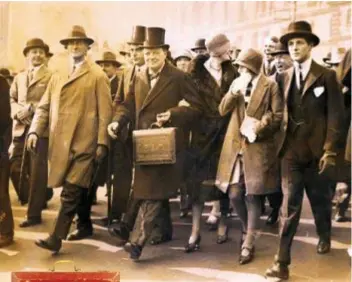  ??  ?? 1929, Londra: Winston Churchill (sopra) si dirige verso la House of Commons con la Despatch
Box rossa (a sinistra); 1987, Londra: Margaret Thatcher (sotto) rientra da un’udienza con The Queen a 10 Downing Street con la sua amata borsa Asprey (a destra)