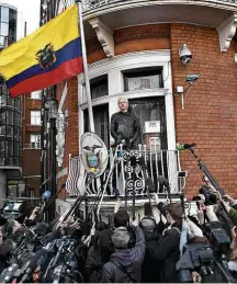  ?? Justin Tallis/AFP ?? Assange fala na sacada da Embaixada do Equador em Londres