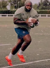  ?? ?? Offeso Cherif Traoré, 28 anni, pilone del Benetton Rugby e della Nazionale: da un compagno di squadra ha ricevuto una banana marcia come regalo di Natale