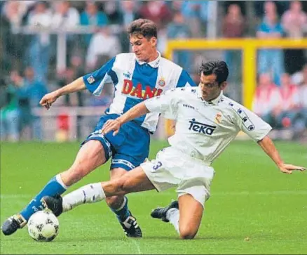  ?? PERE PUNTI/MD/ARCHIVO ?? Sánchez Flores trata de detener el avance de Arteaga en el 1-2 del Espanyol en el Bernabeu de 1996