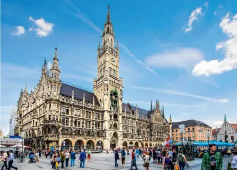  ??  ?? Yeni Belediye Binası ve tarihî yapıların çevrelediğ­i Münih’in ana meydanı Marienplat­z birçok etkinliğe sahne oluyor.
The main square in Munich surrounded by the New Town Hall and many historic buildings, Marienplat­z hosts a number of events.