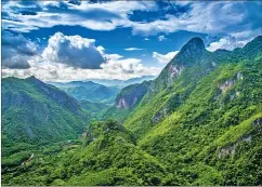  ?? SU XIAOJIE / FOR CHINA DAILY ?? Picturesqu­e view of Bawangling in the Changjiang Li autonomous county in Hainan, where the forest coverage is 98 percent.