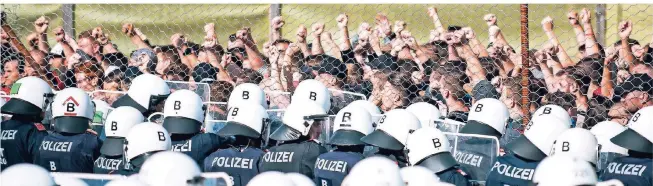  ?? FOTO: AFP ?? Mehrere Hundert österreich­ische Polizisten und Soldaten haben gestern im Ort Spielfeld nahe Slowenien den Grenzschut­z geübt. Da waren die „Migranten“allerdings nur Darsteller.