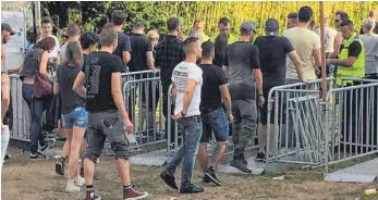  ?? FOTO: NADINE SAPOTNIK ?? Entspannte­s Reinkommen beim Konzert: Es gelten zwar strenge Regeln und jede Tasche wird kontrollie­rt, trotzdem müssen die Fans nicht lange auf den Einlass warten.