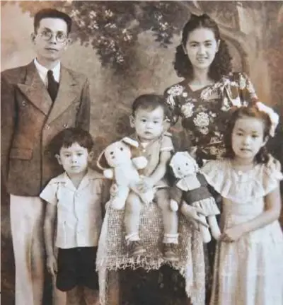  ??  ?? Lola Shinobu y Pablo Kiyoshi Kuratomi con tres de sus hijos nacidos en Colombia: Myriam Kikue, Pablo Takeji y Giberto Tatsumi. Palmira, 1948