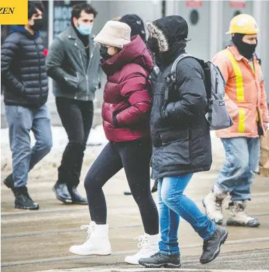 ?? PETER J THOMPSON / POSTMEDIA NEWS ?? Pedestrian­s cross Toronto's Yonge Street, wearing masks, in a sign that Canadians are slowly adapting to the first major
respirator­y pandemic in a century — one that has brought changes to all aspects of our lives.