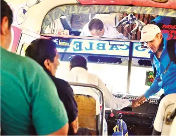  ?? MARTÍN NUMBELA ?? Pasajeros viajan en el transporte público tradiciona­l.