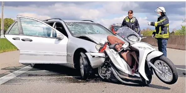  ??  ?? Erst Anfang dieses Monats wurde auf der A 57 bei Moers ein 75-jähriger Zweiradfah­rer bei einem Auffahrunf­all mit einem Auto getötet.