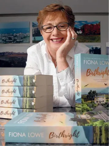  ?? Picture: MARK WILSON ?? NEW READ: Geelong author Fiona Lowe with her latest book Birthright.