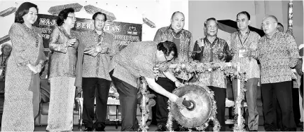  ??  ?? Nanta sounds the gong to officiate at PBB Machan triennial delegates meeting as (from left) Angelina, Catherine, Jamit, Allan, Gramong, Petrus and Tapah look on.