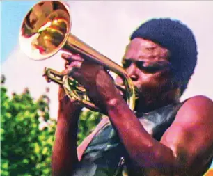  ??  ?? El tropetista surafrican­o Hugh Masekela, durante su paso por Nueva York