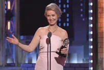  ??  ?? Cynthia Nixon of Lillian Hellman’s The Little Foxes picks up the gold for featured actress in a play.