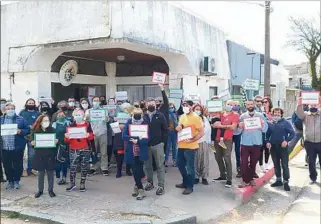  ?? ?? CASTILLOS. Unos 40 demandates se presentaro­n en el Juzgado para exigir la devolución de sus lotes.