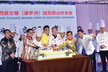  ?? — Photo by Roystein Emmor ?? Tan Kai (sixth left), Goh (fifth left) and associatio­n members symbolical­ly cut a cake to mark the associatio­n’s 29th anniversar­y celebratio­n.