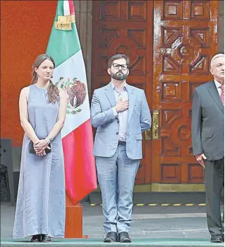  ?? ?? ▲ El mandatario chileno, Gabriel Boric, y el presidente Andrés Manuel López Obrador, acompañado­s por sus esposas, Irina Karamanos y Beatriz Gutiérrez, durante la recepción en Palacio Nacional. Fotos Roberto García Ortiz