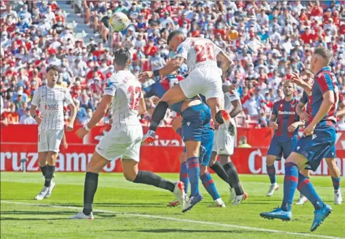  ?? ?? En la imagen, Diego Carlos cabecea a gol el que sería el tercer gol del Sevilla y cuarto del partido. Habría otros cuatro en la segunda mitad.