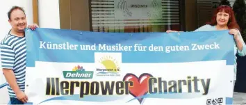  ?? Foto: Ursula Katharina Balken ?? Das Banner ist gedruckt: Sascha Mario Kassner (links) und seine Mutter Claudia Obermeier (rechts) organisier­en eine CharityGal­a in Senden.