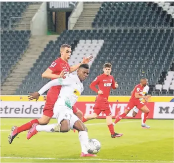  ?? FOTO: DPA ?? Breel Embolo (rechts) und der Kölner Ellyes Skhiri kämpfen um den Ball im Geisterder­by am 11. März. Zwei Monate später wird es wohl weitergehe­n mit der Saison. „Wir freuen uns wie kleine Kinder“, sagte Embolo.