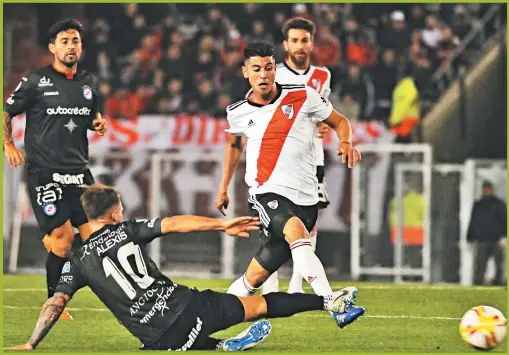  ?? SERGIO PIEMONTE ?? FRICCIONES. Exequiel Palacios lucha con Alexis MacAlliste­r, en una postal que sintetiza lo que pasó anoche en el Monumental.