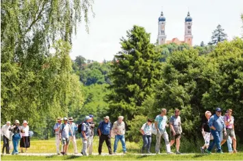  ?? Fotos: Alexander Kaya ?? Laufend über die Zeitung sprechen: Bei herrlichem Sommerwett­er haben sich gestern 70 Leser auf Einladung unserer Chefredak tion an einer Wanderung rund um das malerisch gelegene Kloster Roggenburg beteiligt.