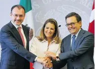  ?? MARCO UGARTE / THE ASSOCIATED PRESS ?? Foreign Affairs Minister Chrystia Freeland, centre, meets with Mexican Foreign Minister Luis Videgaray, left, and Economy Minister Ildefonso Guajardo during NAFTA negotiatio­ns in Mexico City on Wednesday.