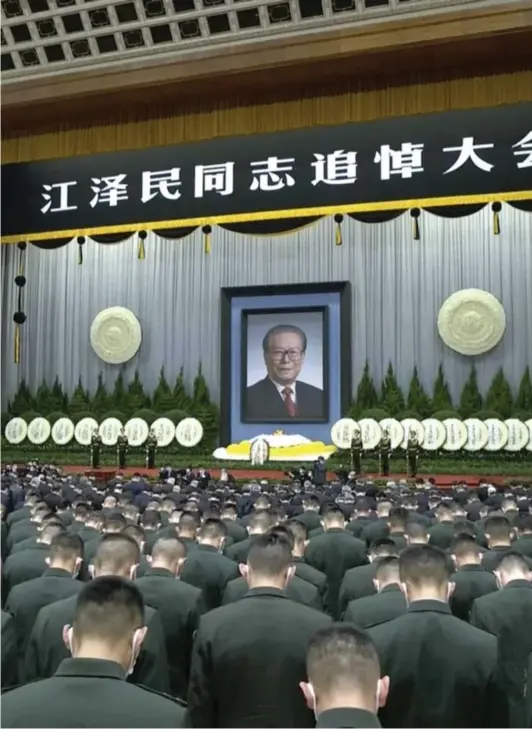  ?? ?? ► Los asistentes hacen una reverencia durante un homenaje formal al difunto expresiden­te Jiang Zemin en el Gran Salón del Pueblo en Beijing, el martes.