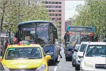  ?? ÁNGELO CHAMBA / EXPRESO ?? Demanda. Transporti­stas piden alza tras 14 años sin aumento del pasaje.