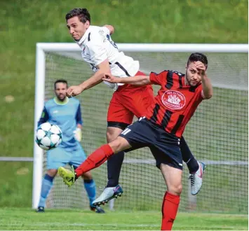  ?? Foto: Georg Fischer ?? Obenauf: Der TSV Wertingen, hier mit Marco Schiermoch (links, weißes Trikot), bezwang Mertingen (rechts Christoph Haas) ver dient und zeigte sich beim 2:0 fit für die Aufstiegsr­elegation.