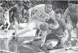  ?? JAMES CRISP/AP ?? Kentucky’s Lance Ware goes after the ball Saturday against Florida’s Colin Castleton (12) and Myreon Jones (0) during the second half.