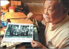  ?? CAI SONGRONG / FOR CHINA DAILY ?? The 90-year-old Lin Shiyan introduces the history of literacy on Gulangyu Island.