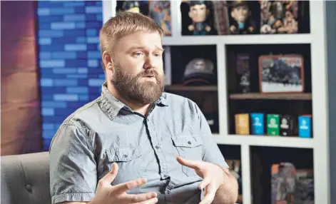  ??  ?? ► Robert Kirkman (The walking dead) es creador y conductor de la primera temporada.