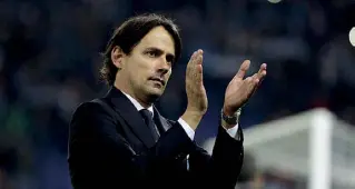  ??  ?? Mister Simone Inzaghi, 42 anni, alla sua terza stagione sulla panchina della Lazio
