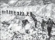  ?? XINHUA ?? Mountainee­rs take on Qomolangma, aka Mount Everest.