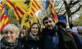  ?? FOTO: TT/AP/OLIVIER MATTHYS ?? GEMENSAMMA INTRESSEN. Katalanern­as rödgulrand­iga flagga samsas med Flanderns gulsvarta lejon på demonstrat­ioner i Bryssel till stöd för Katalonien.