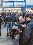  ?? Foto: dpa ?? An den Bahnhöfen (hier in Berlin) hieß es gestern: warten.