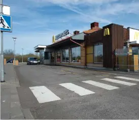  ?? Bild: OLA FOLKESSON ?? MISSHANDEL. Mannen slog den Mcdonaldsa­nställde upprepade gånger i ansiktet och försvann sedan på en moped.