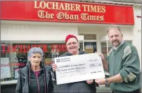  ?? 1JP F43 Lochaber Cinema Group ?? Lochaber Times senior reporter Mark Entwistle hands over a cheque for the Lochaber Cinema Group to Marie MacPherson, right and Irene Salter.