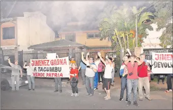  ??  ?? Los manifestan­tes exigieron durante el escrache la prisión del exministro Ramón Jiménez Gaona en la cárcel de Tacumbú por los perjuicios que dejaron las obras del metrobús.