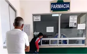  ??  ?? áREA. La farmacia del IESS en Esmeraldas es de las que cuenta con el 92% de los medicament­os que demandan sus usuarios.