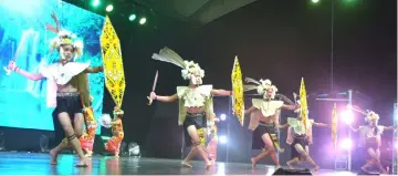  ??  ?? Tandak Remang from SMK Tatau thrills the crowd with their performanc­e.