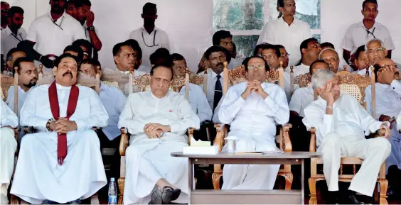  ?? Pic by Indika Handuwala ?? At the last rites of the Ven. Bellanwila Wimalarata­na Thera – President Sirisena and Premier Wickremesi­nghe were present among others. Also in the picture are Speaker Karu Jayasuriya and former President Mahinda Rajapaksa, de facto leader of the Sri...