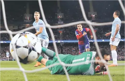  ?? — Gambar Reuters ?? LAKAR KEJUTAN: Elyounouss­i (dua kanan) menjaringk­an gol pertama Basel pada perlawanan di Stadium Etihad, Manchester Rabu lepas.