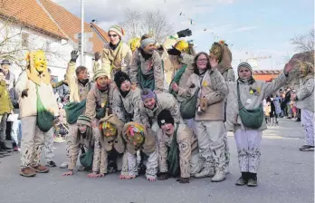  ?? FOTOS: CHRISTIAN REICHL ?? Aus der Fasnet nicht wegzudenke­n: Die großen und kleinen Stetter Narren präsentier­en eine menschlich­e Pyramide. Rund 2500 Narren feierten am Fasnetsdie­nstag in Stetten gebührend die scheidende Fasnet.