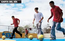  ??  ?? Jóvenes estudiante­s viequenses en un día de deportes.