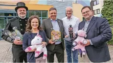  ?? FOTO: INNUNG SHK ?? Ralf Drüge, Katja Schweeberg, Hans-Werner Eschrich, Bernd Breuer und Dirk Schmitz (von links) vor dem Haus des Kinder- und Jugendhosp­izes Regenbogen­land