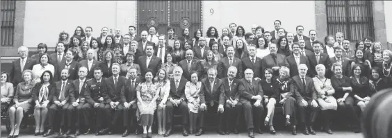  ?? María Meléndrez Parada Foto ?? Los integrante­s de la Asamblea Constituye­nte que redactaron y aprobaron la carta magna de la Ciudad de México, durante la toma de la foto oficial