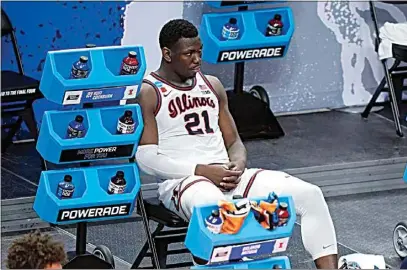  ?? MARK HUMPHREY / AP ?? Illinois’ Kofi Cockburn watches the final moments of Illinois’ loss to Loyola of Chicago on Sunday in the second round of the NCAA tournament at Bankers Life Fieldhouse in Indianapol­is.